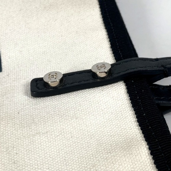 CHANEL Black Leather Shoulder Bag - Picture 12 of 16